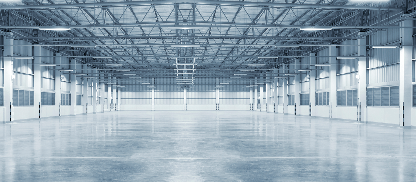 Nave industrial vacía con estética limpia