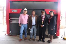 Dobradeira hidráulica MP3003CNC. Universidade Nacional de San Agustín de Arequipa