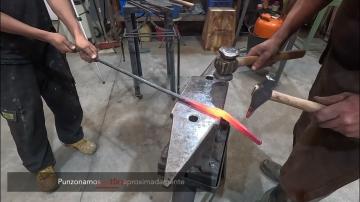 Video: Forjant unes pinces per a destrals